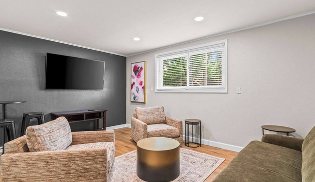 Newly Renovated Unit in Central Spfld! #102