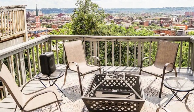 Nice 4 br, 3 ba home with deck views of downtown