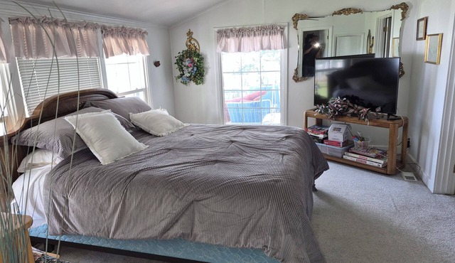 Nichols place, 4 bed ranch property. Grants Pass, Oregon RV hookup available