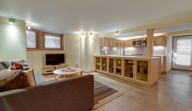 Nob Hill Deluxe Suite w/large kitchen - sleeps 4