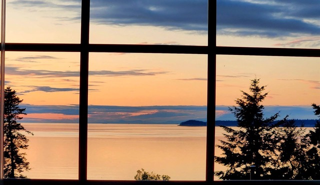 North Beach Outlook- Stunning Sea & Sunset views, Lush Garden Retreat.