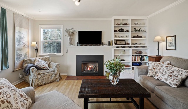 NW Nest - Cute Westside Bungalow, Walkable to Food & Fun!