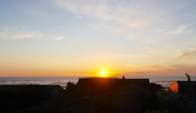 Ocean View Home! Hot tub! Dog Friendly! Minutes to the Beach!