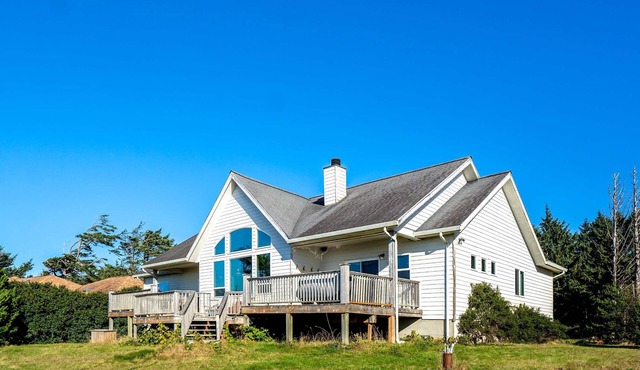 Ocean view home withhuge deck & yard, hot tub, firepit & game room - dogs OK