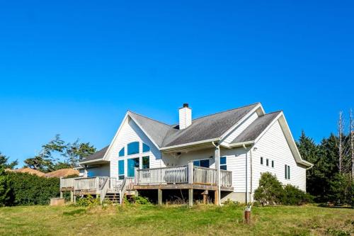 Ocean view home withhuge deck & yard hot tub firepit & game room - dogs OK