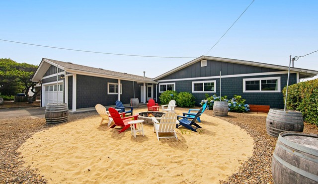 Oceanfront, dog-friendly house with deck, private hot tub & stunning views