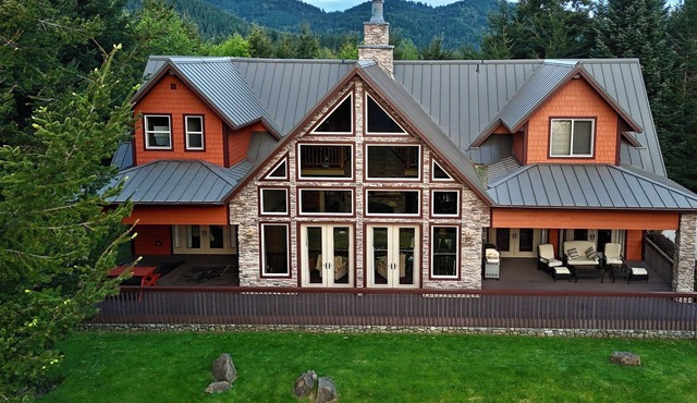 Oceanfront Gold Beach Estate, An Exclusive Private Coastal Retreat for Your Stay