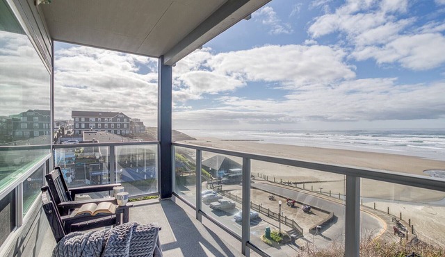 Oceanfront Nye Beach Condo, Fun Times at Nye Beach