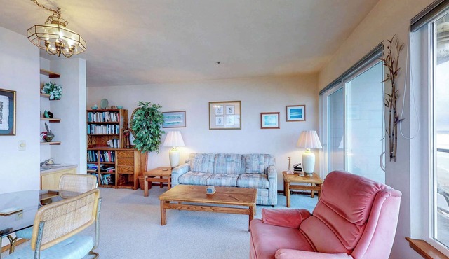 Oceanfront Nye Beach condo with views of ocean and lighthouse - great location