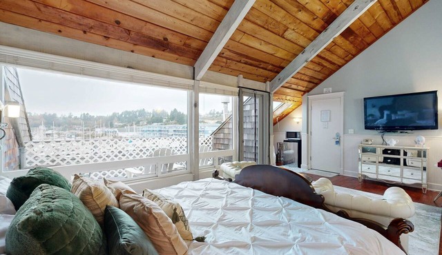 Oceanfront studio - harbor views, shared sauna & dog-friendly