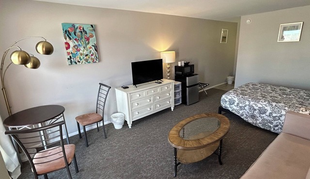 One Queen bed studio with WiFi, smart TV and AC in welcoming Fillmore.