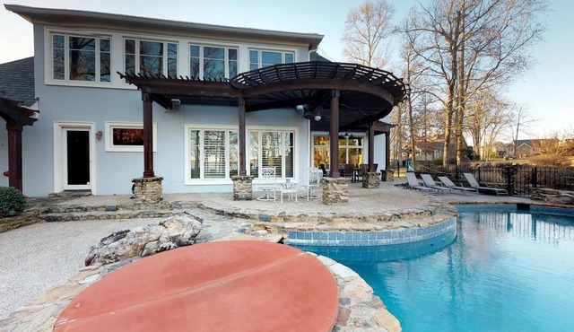 Open Lakefront Floorplan With Infinity Pool, Hot Tub, Sauna, Game Room in Counce