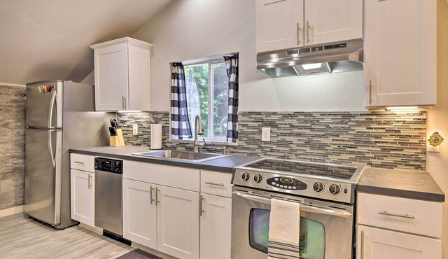 Oregon City Abode ~ 23 Mi to Dtwn Portland!