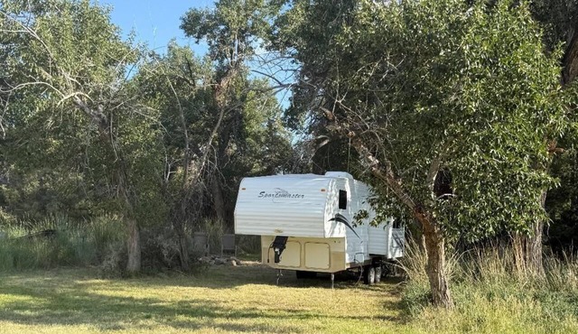 Outdoorsman's Paradise. RV with AC, Picnic table, fire pits, creek side dining.