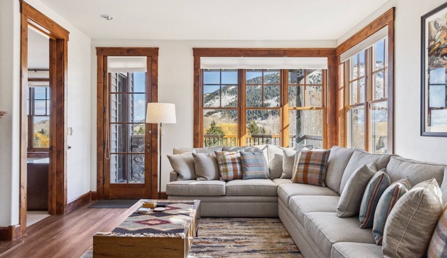 Outpost: Grand View 2720 - Mountain Views