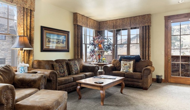 Outpost: Grand View 2810 - AC and Close to town!