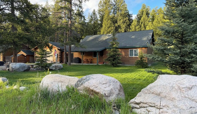 Outstanding Crandall Cabin minutes from Yellowstone, ready for your adventure!