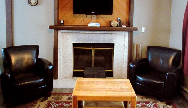 Paintbrush North- clean & quiet home with mountain views