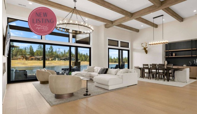 Palla Lane on private Lake Tanager, hot tub, pet free, water skiing, paddle boarding