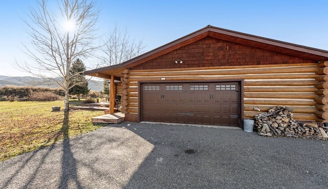 Panoramic mountain view cabin with hot tub & near skiing - on two acres