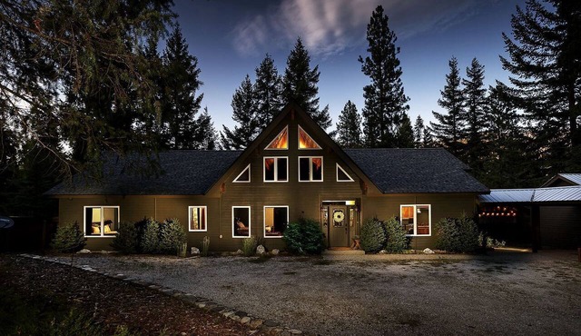 Panoramic Views of the Chiwawa River from a Luxury Cabin Porch with Private Hot-Tub in Leavenworth