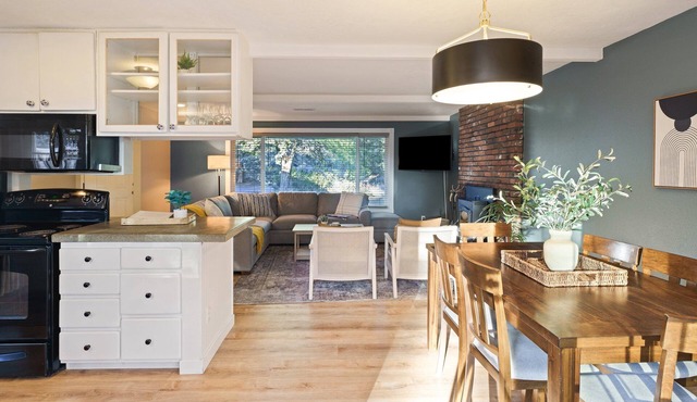 Park Place- Private Bend Retreat with Hot Tub Under the Stars