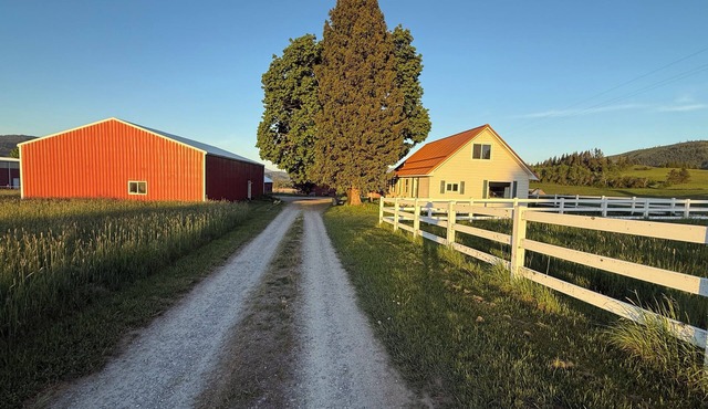 Peaceful 3-bedroom farm house with AC in charming Cataldo