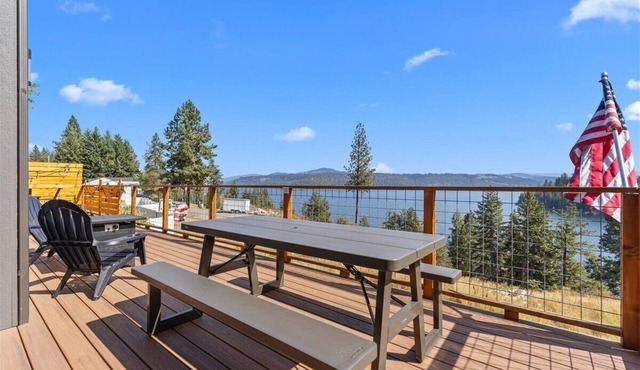 Peaceful CdA Lakeview with kayaks, paddleboard, golf cart, salt hot tub, sleep 6