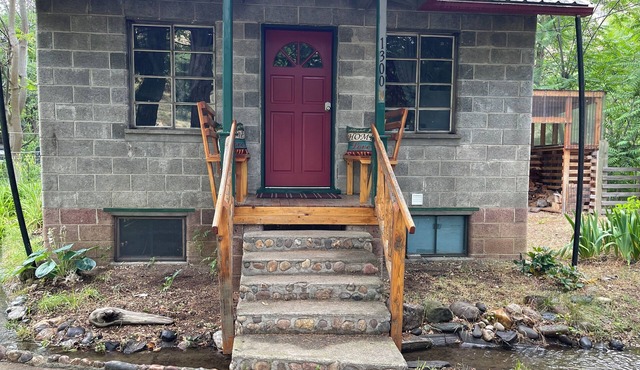 Peaceful house with AC and electric heat built into walls in charming Riggins
