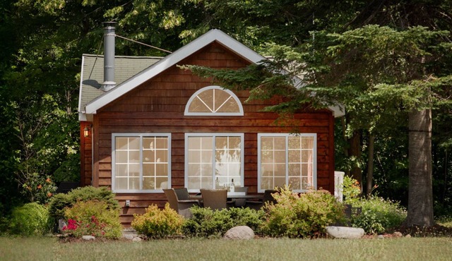 Peaceful Lake Nowland Cottage Retreat in Charlevoix