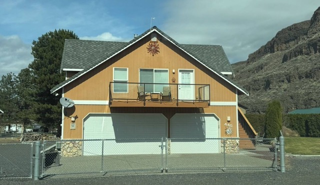 Peaceful lower studio with AC in charming Quincy sunland estates near river.