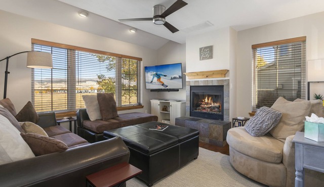 Peaceful Mountain Comfort with workspace & garage. 28+Day guests welcome!