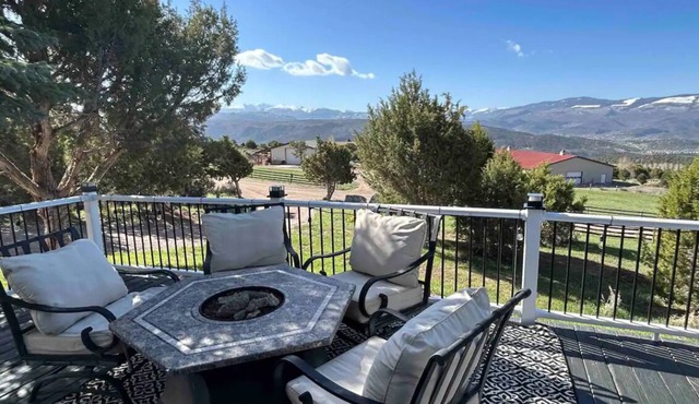 Peaceful/quiet 3 bedroom overlooking the town of Eagle with amazing views!