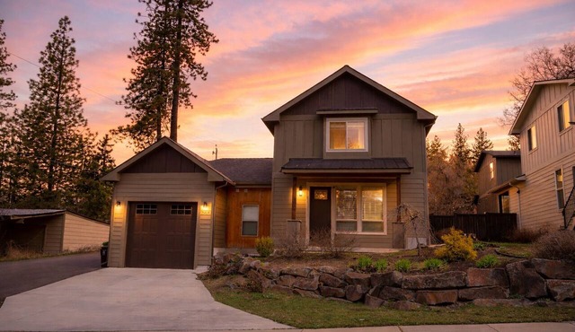 Peaceful retreat with 3 King beds, a fenced yard, and a cozy fire table