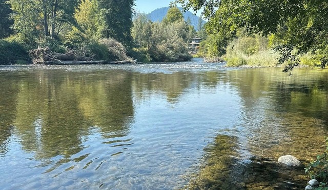 Peaceful Riverside Getaway Grants Pass