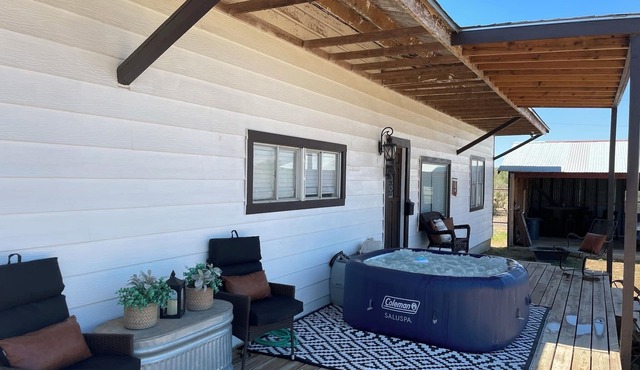 Peaceful & secluded 3 bed. On 24 acres. hot tub. in Devine