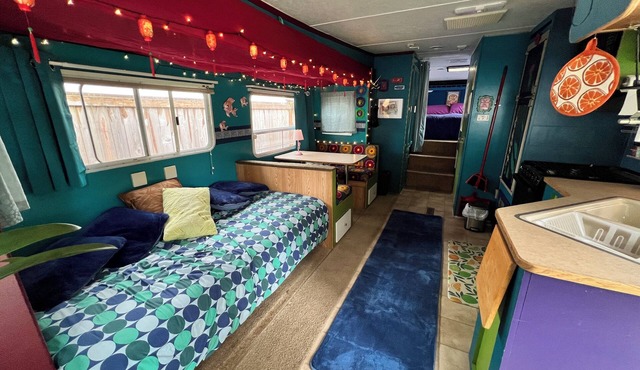 PEAK GLAMPING EXPERIENCE on 1/2 acre w/trees and gardens. Vegetarian/No smokers