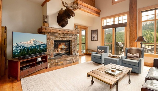 Penthouse 3 (3-Bedroom) with Mountain view by Moonlight Basin Lodging
