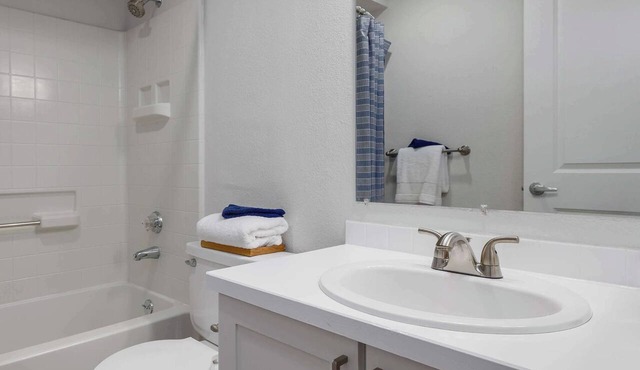Perfect 2-bedroom + 2 -bathroom Apt in peaceful Silverdale for your getaway