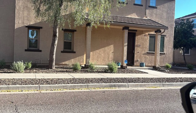 Perfect Phoenix base gated 3BR walk to dining and shopping community pool in Phoenix
