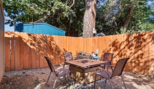 Pet-Friendly 2BR, Fenced Yard & Fire Pit