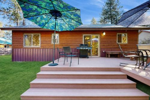 Pet-Friendly Cabin Fenced Yard Near Lake