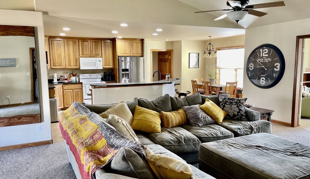 Pet friendly cozy home two minutes from historic downtown
