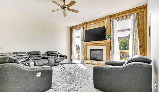 Pet-Friendly Johnston Getaway w/Deck & Yard!
