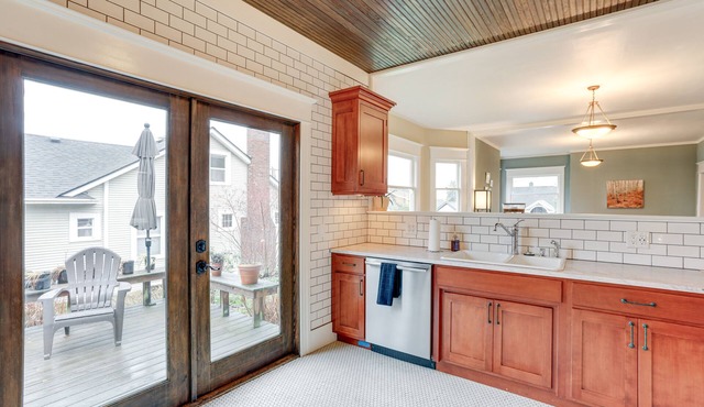Pet-Friendly Seattle Home ~ 6 Mi to Downtown!