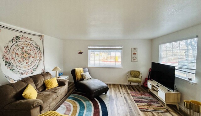Phoebe’s Place Friends-Themed Newly Renovated 2BR Pet Friendly Near Airport & Downtown
