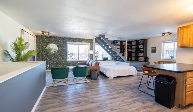 Pickleball - Mini Golf - Skiing - Games - Mt. Biking - Cozy Private Suite