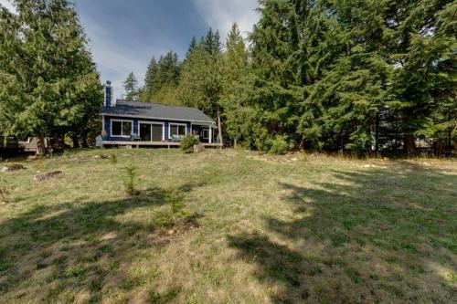 Picturesque Silver Lake Escape | Cozy Fireplace & Sleeps 6