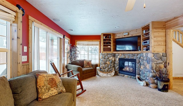 Plush condo w/gas fireplace - walk to lake beaches, golf & Ponderosa State Park
