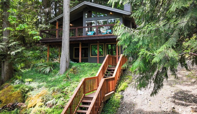Pondside Snowline Cabin: Private Hot Tub + Ski + Hike + Pool M-Th